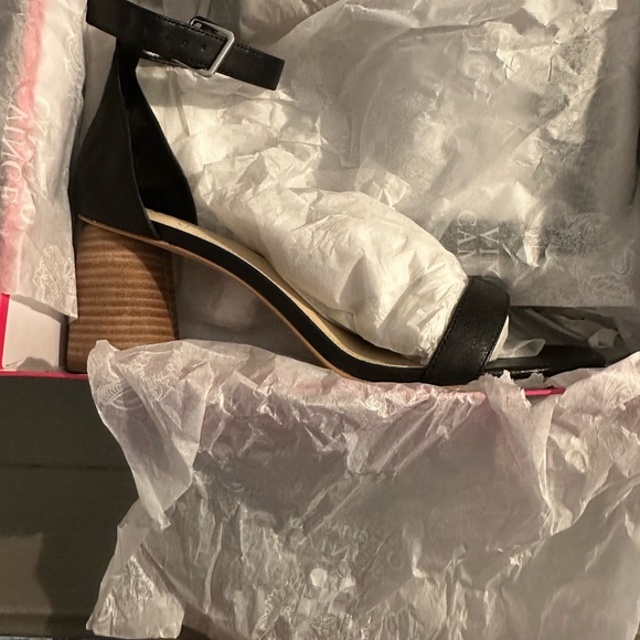 Vince Camuto Mejorla - Picture 3 of 6